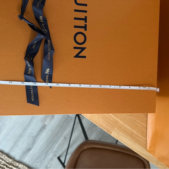 Extra large Louis Vuitton duffel bag box with ribbon. - Picture 5 of 6